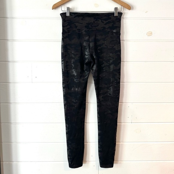 SPANX Faux Leather Matte Black Camo High Waisted Leggings Tummy + Booty Shaping - Picture 12 of 15